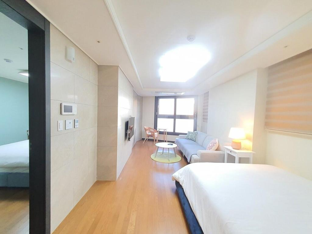해운대구의 아파트먼트 (66m², 침실 2개, 프라이빗 욕실 1개) (MARE스위트룸🎁넷플릭스♡멋진해운대비치오션뷰♡벡스코♡더베이101♡헷살가득침실1거실1) 이미지